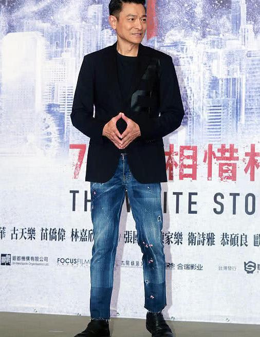 刘德华外穿黑色西装,搭渐变色牛仔裤,59岁还是那么潮!