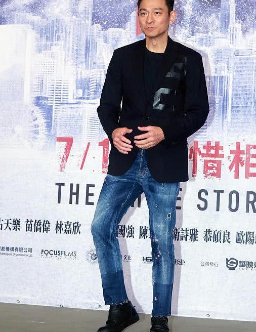刘德华外穿黑色西装,搭渐变色牛仔裤,59岁还是那么潮!