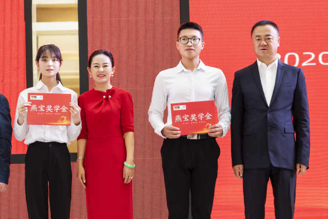 在资助过程中,边海燕发现有些孩子虽然家庭贫困但是他们不愿意接受