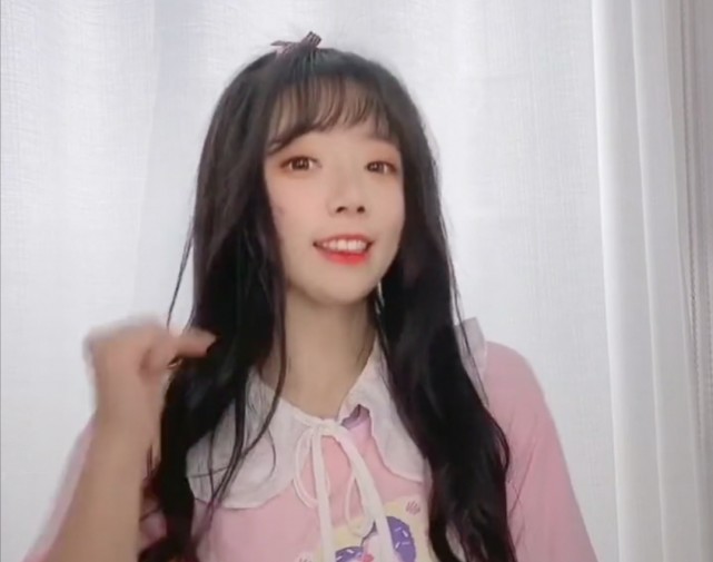 王奕萌不当萝莉了?剪掉长发变假小子,还撞脸了另一个网红