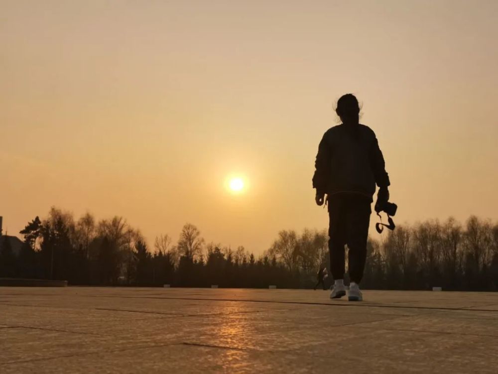 迎风奔跑的少年图片图片