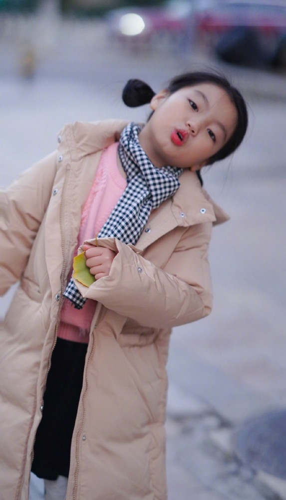 嘟嘴偏头看着镜头的蕾宝是不是很俏皮很可爱呢?