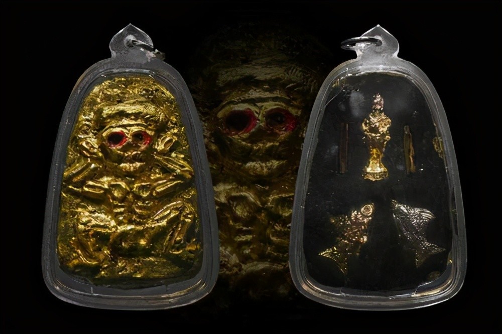 与其相对应的,还有种佛牌叫做"阴牌",其中会掺杂尸油,尸体碎片等,意为