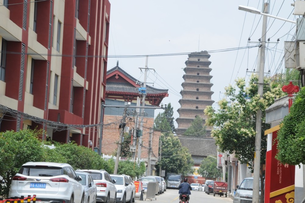 下车之后,往前走几百米,然后顺着香积寺村的主街往里走约两三百米