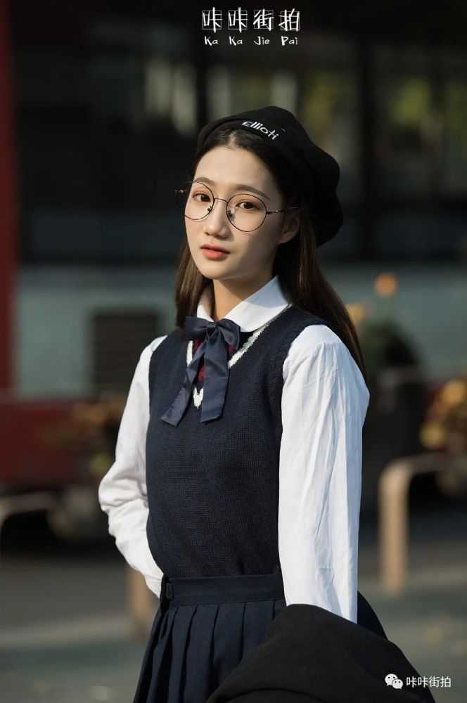 小姐姐身上的每一件单品都很好看,这种帅气的高马尾跟这一身简单帅气