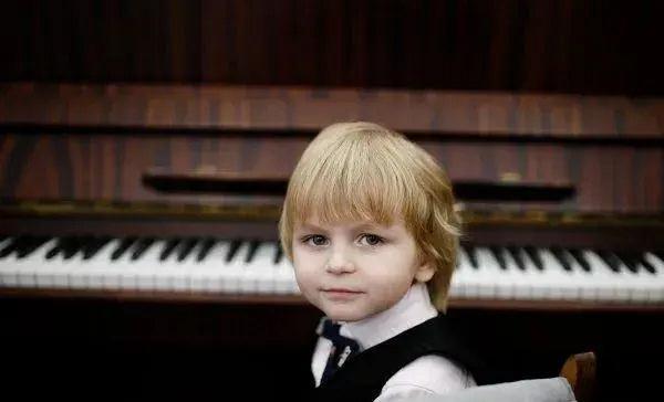 俄罗斯小莫扎特三岁学琴五岁作曲环境与天赋造就完美天才