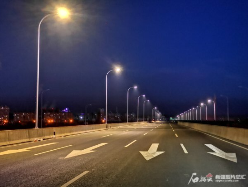 乌鲁木齐东二环2400盏路灯加装完工