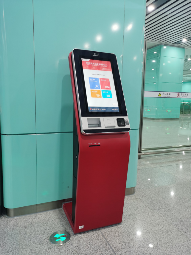 车站上的自助客服机和自动检票机,让乘客可使用实名认证的羊城通,岭南