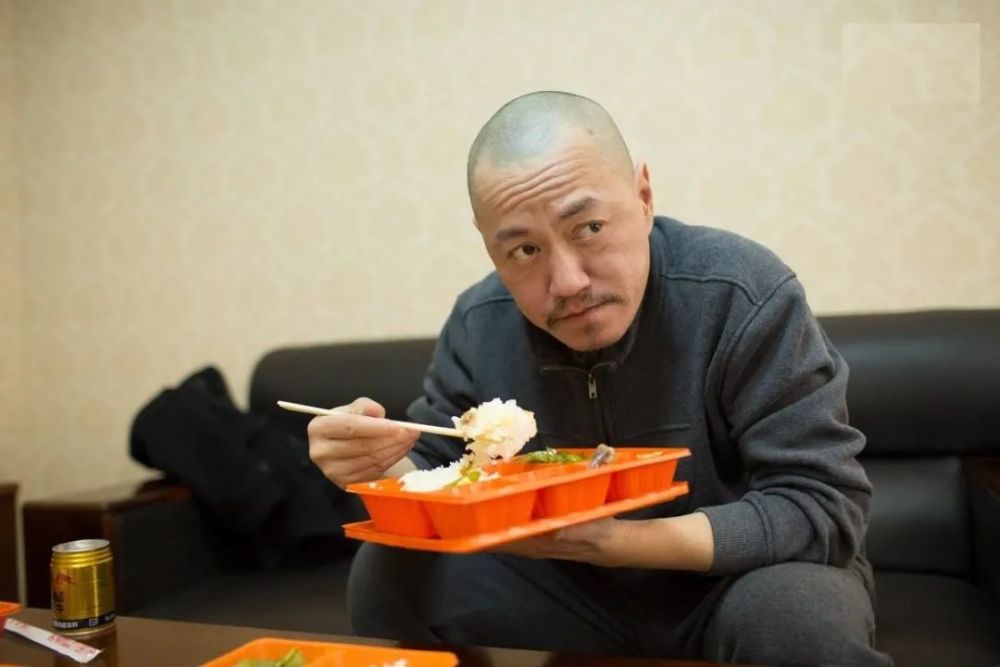 把孙红雷和偷井盖贼联系在一块这还是荧幕上叱咤风云的大哥吗