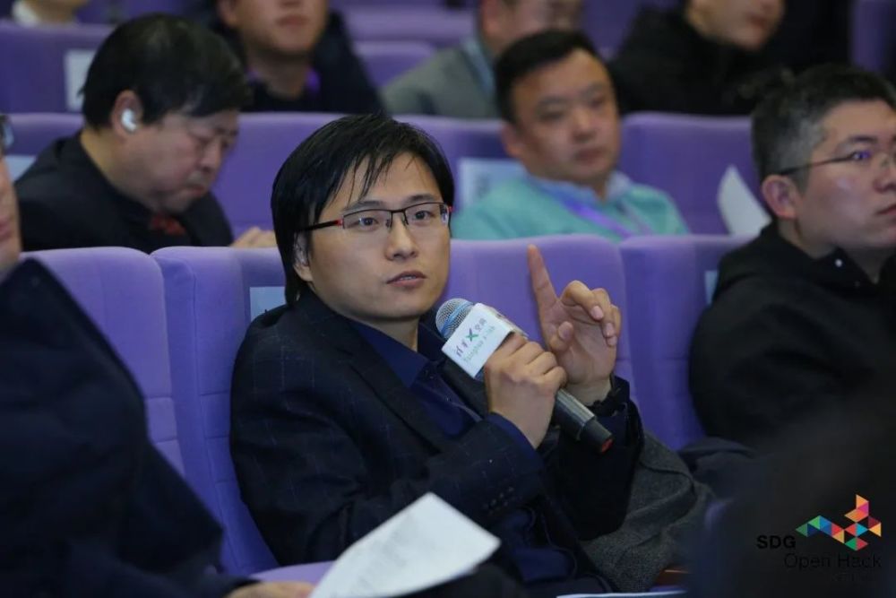 评委精彩点评导师代表,倾情发言主讲老师代表曲炜老师发言hack9的主讲