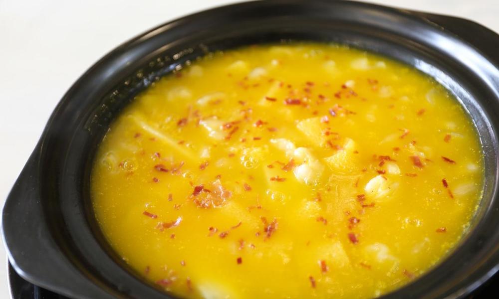 网红金汤花胶鸡色泽诱人汤鲜味美一口下去满满胶原蛋白