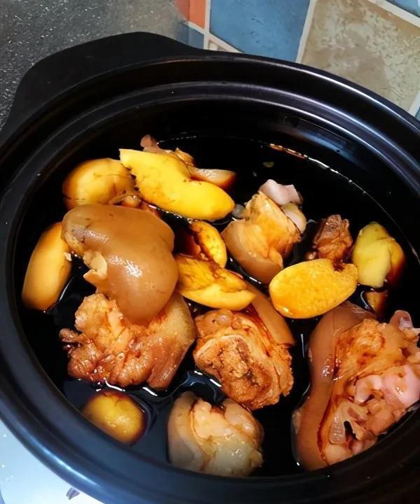 特色美食姜醋猪脚秋冬季的养生滋补餐把家人安排的妥妥的