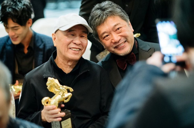 这才是人生赢家金棕榈得主是枝裕和由自己的偶像侯孝贤陪同游玩九份