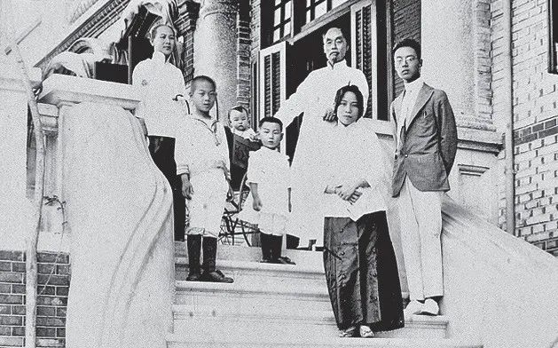 张謇(右三)与儿子张孝若(右一)等家人的合影