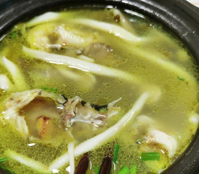 黄颡鱼煮菌菇味道鲜美至极做法简单