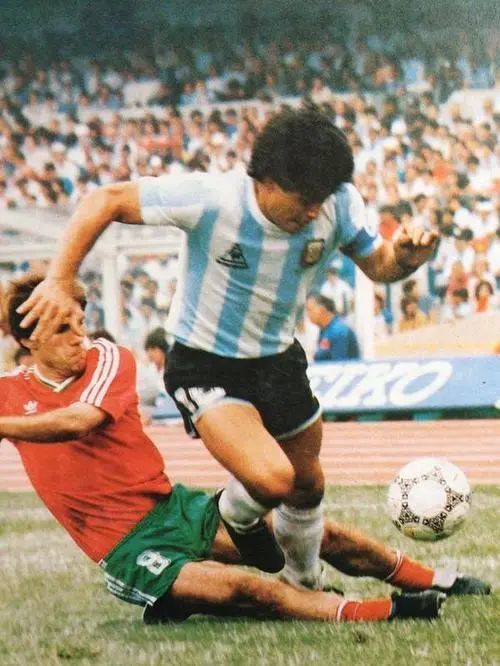 谁都没想到,2020年马拉多纳的最后一次过人,竟骗开了整个世界.