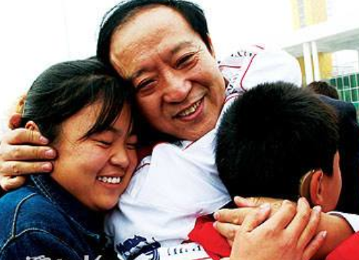 2000年牛群为何就算妻离子散也要离开冯巩去当县长