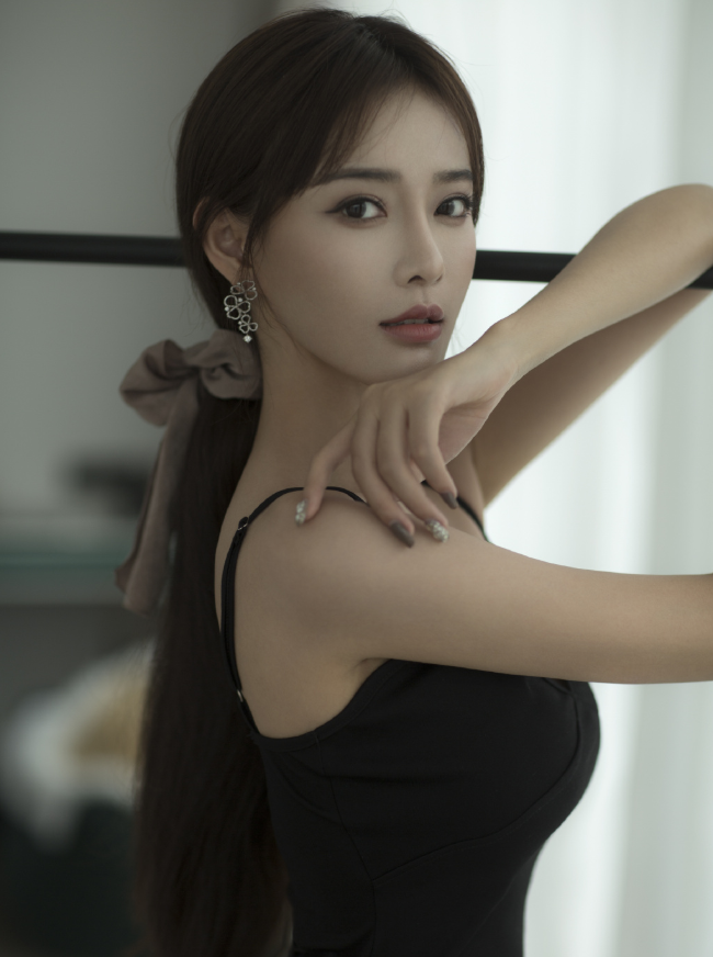 芮甜甜退赛yy年度,凌晨分享写真美照,图四"挂了"引发热议