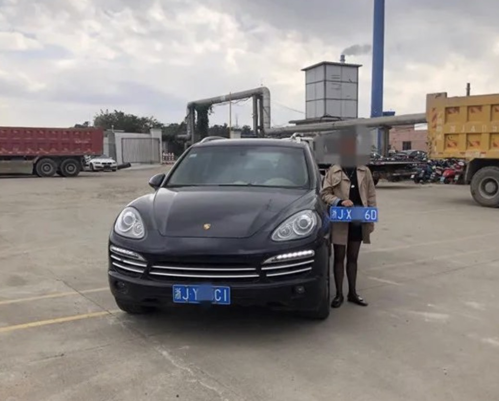 台州一保时捷女车主捡到车牌一波操作后悔不当初