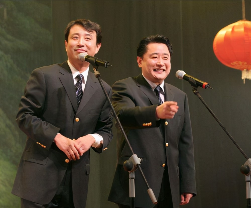 贾仑(或贾伦)是贾冀光的儿子,从小跟着父亲学曲艺,长大了之后拜师