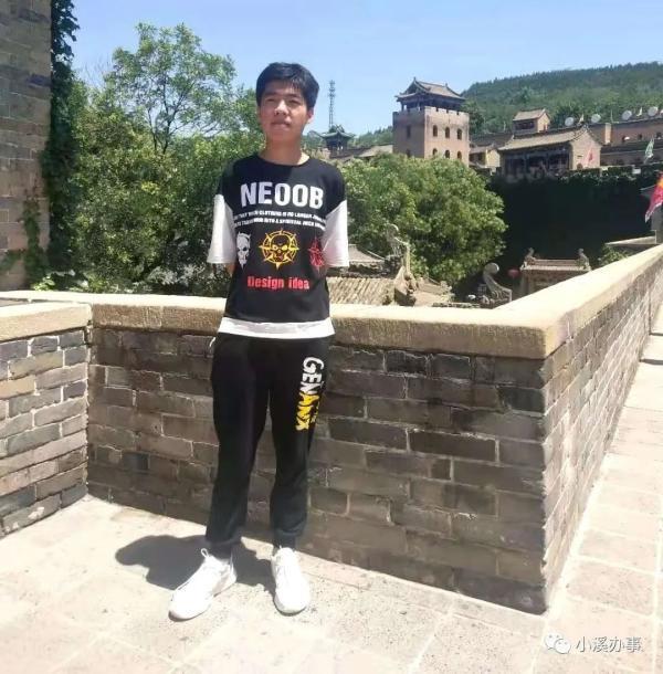 今天,我们来认识一位年轻的小伙子,他叫王子鹏,今年二十一岁,正在读大