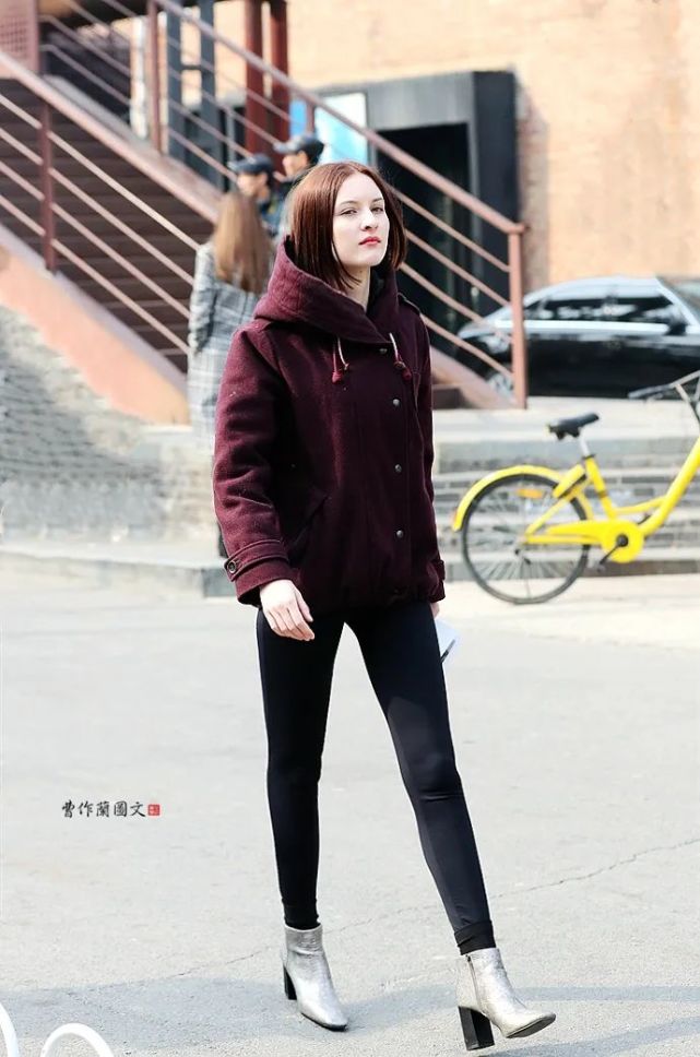 街拍:选择金属银色鞋靴的美女