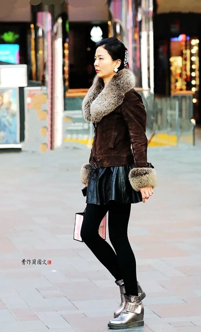 街拍:选择金属银色鞋靴的美女