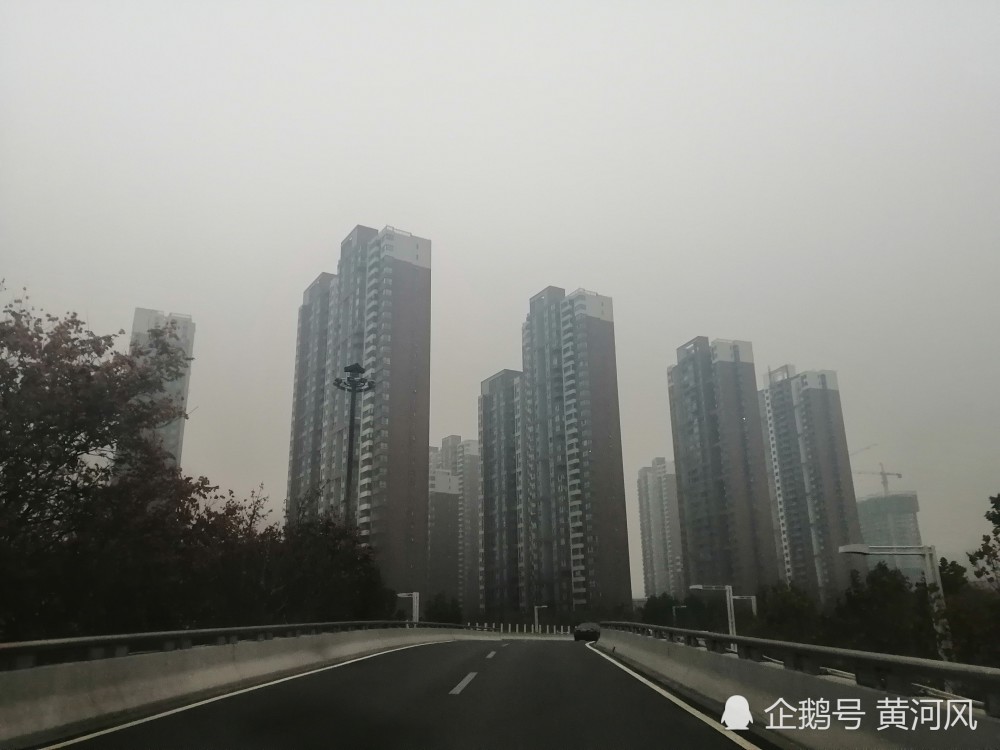 郑州市持续出现雾霾天气