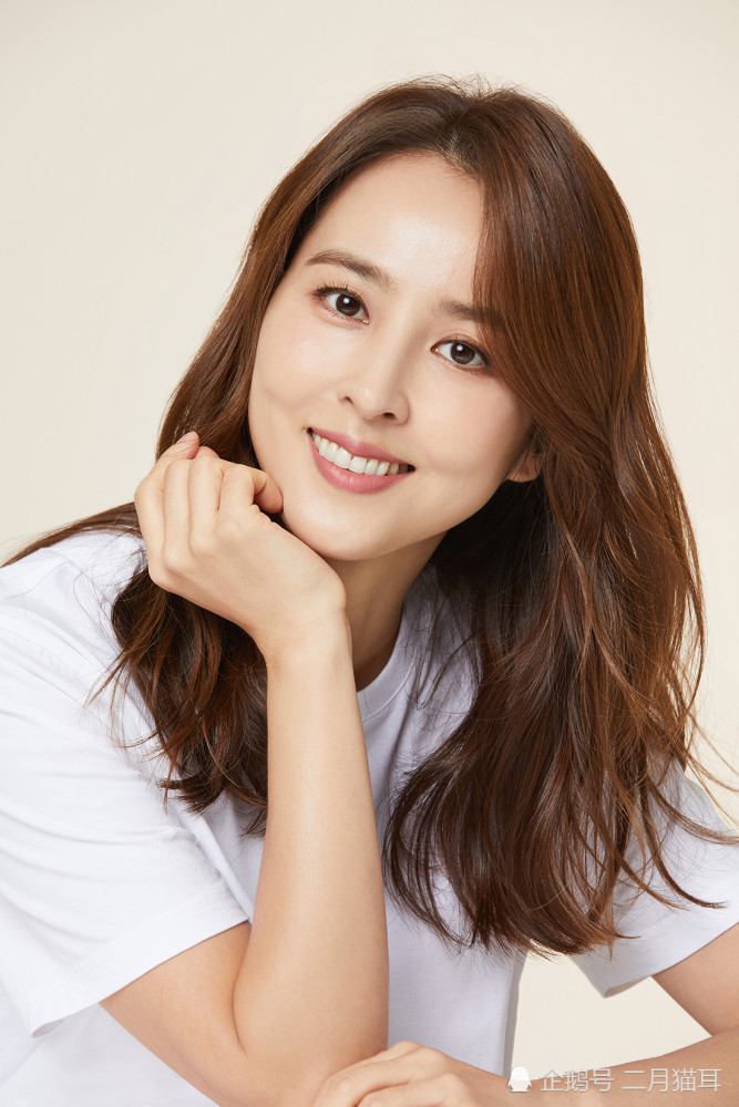 演员韩惠珍公开全新简介照 优雅清纯×知性干练_腾讯新闻