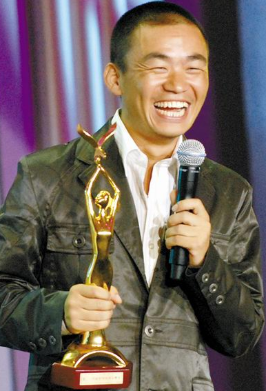为什么王宝强身家过亿,却让亲哥街头卖烧饼?亲哥的回应让人心酸