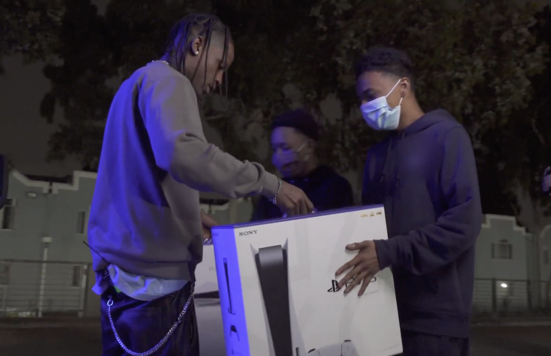 想要ps5吗蟑螂侠travisscott亲自出动免费送还陪玩