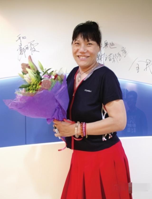 53岁女篮巨人郑海霞近况双腿变形无子女陪伴丈夫已不见踪影