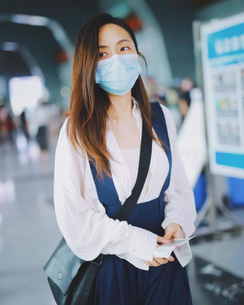 刘惜君穿得太嫩了 V领白色衬衫配深蓝背带裙 妥妥的女大学生样 腾讯新闻