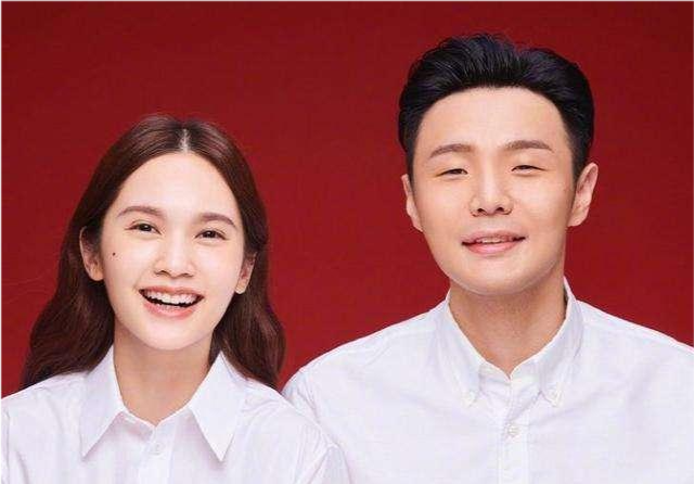  . 杨丞琳晒李荣浩与柴犬对比图