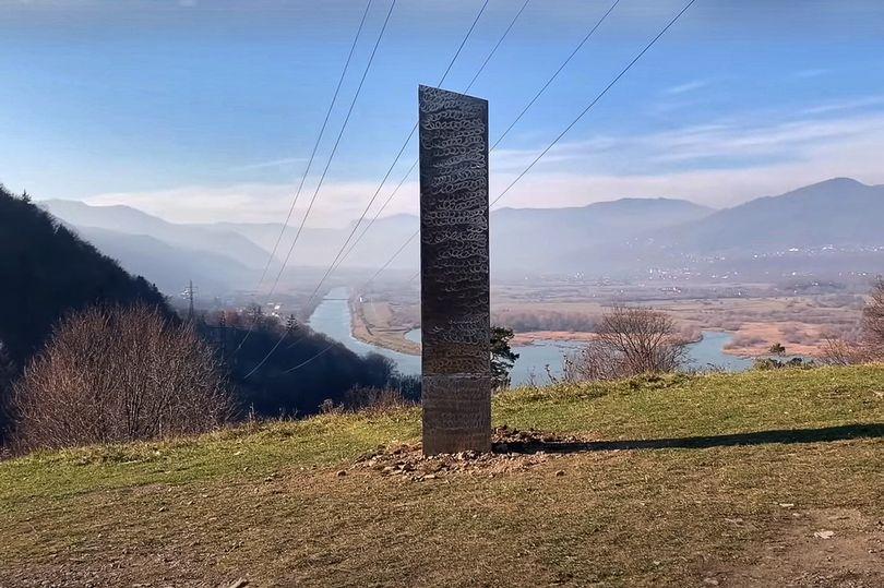罗马尼亚神秘金属柱图片
