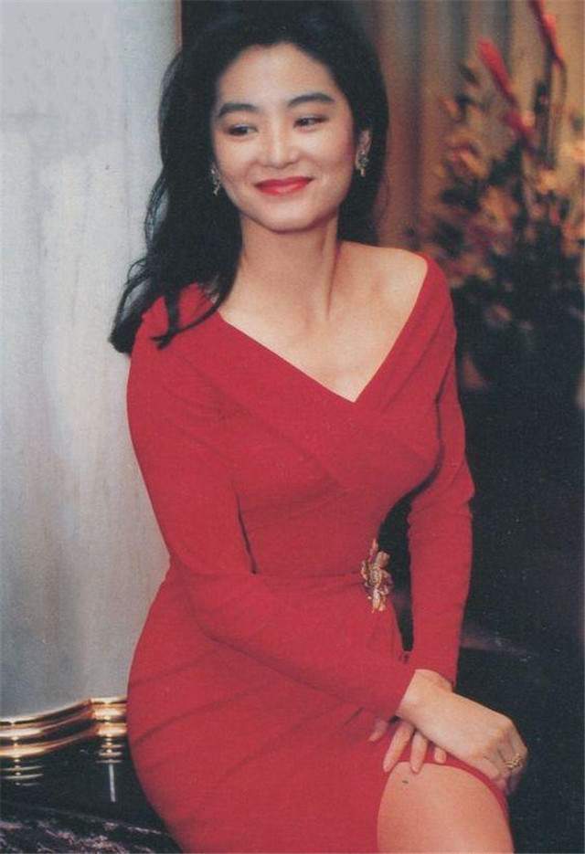 林青霞不愧是惊艳了时光的美人30年前的穿搭仍不过时