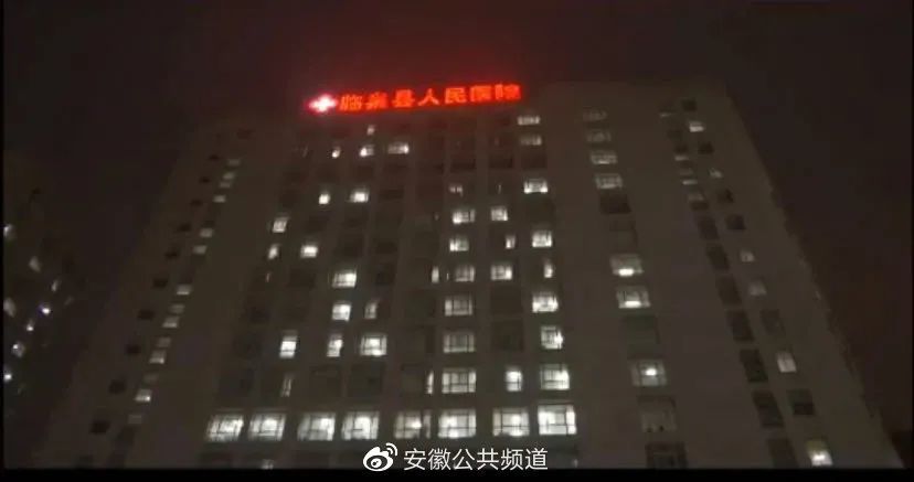  . 男孩跪守的母亲去世 父亲挂断电话