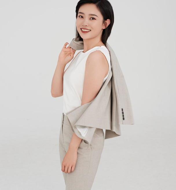 外景主持李七月穿小黑裙游苏州,身材丰腴太有女人味_腾讯新闻