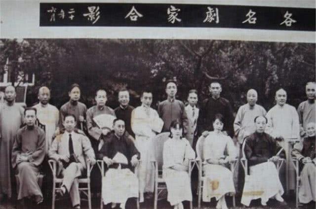 英没有生育,领养一个儿子,名杜维藩,虽是养子,但此子进门后,杜月笙事