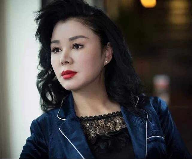 曾经红遍全国的著名演员于小慧,带着儿子净身出户后,现状怎么样_腾讯