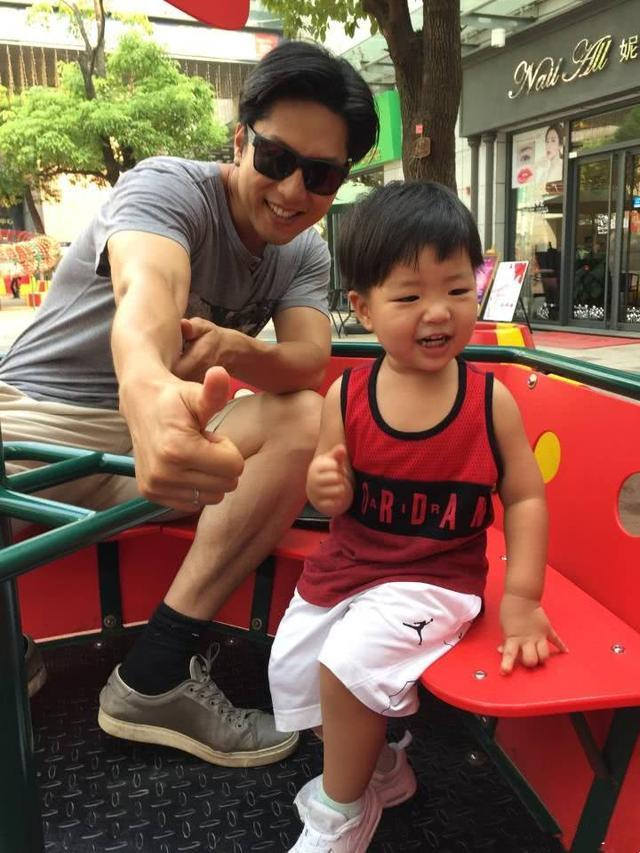 唐一菲首晒全家福,发文为五岁儿子庆生,女儿高清出镜可爱像爸爸