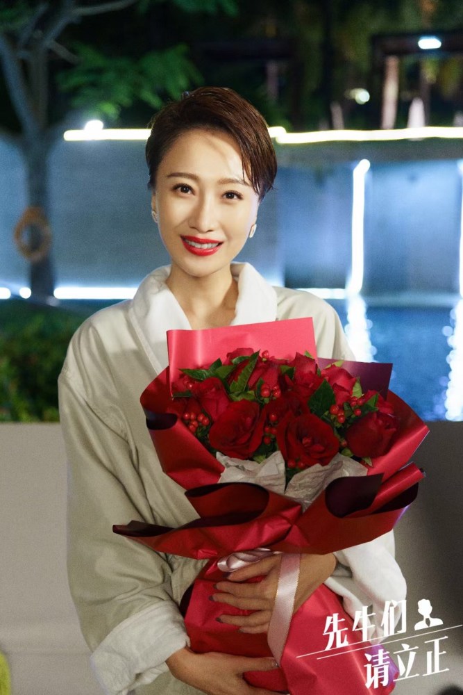 肖涵新剧《先生们,请立正》杀青 冷面女王气质尽显