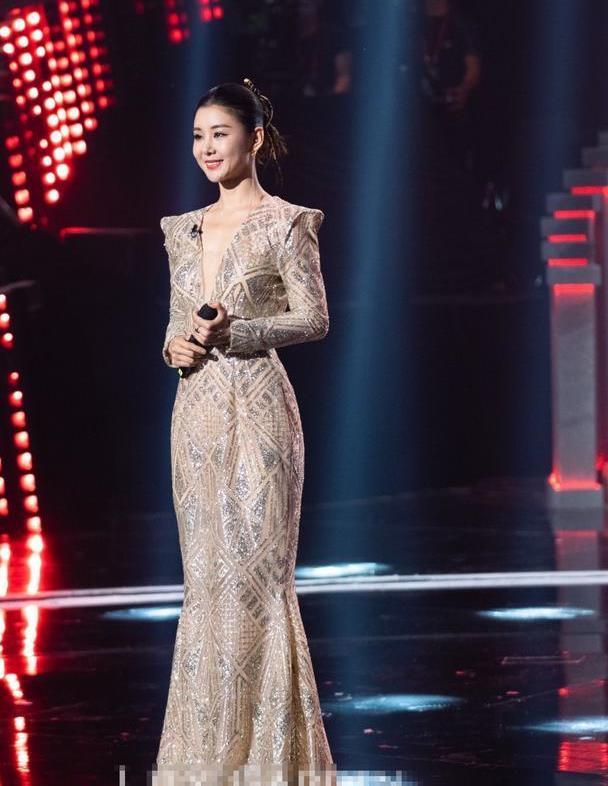 李小萌再度献唱,一袭香槟礼服华丽优雅,被小个子的腰臀比惊艳了_腾讯