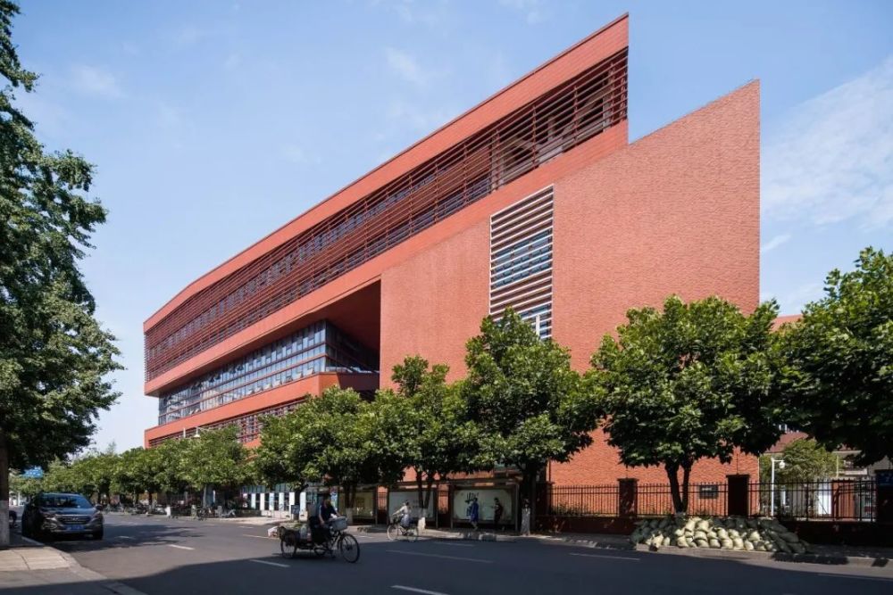 成都市金牛区图书馆及外化成中学 以空中横向延伸打破场地束缚_腾讯