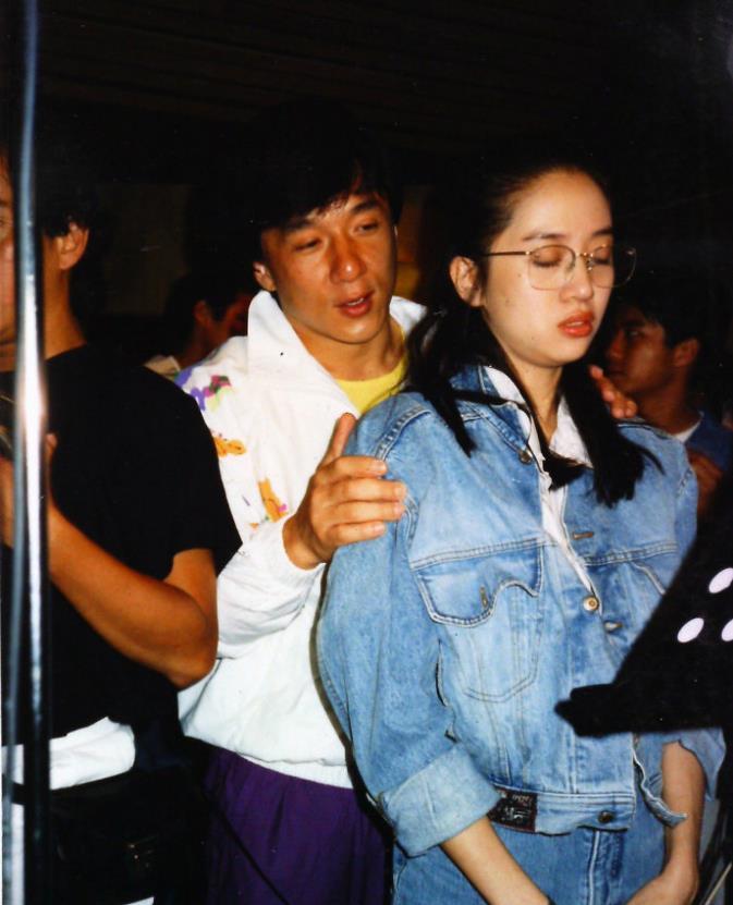 他在家乡的妻子在房道龙去了香港第二年就死掉了,他在香港也是孤苦无