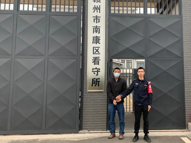 没女朋友太孤独两男子骑电动车向女路人泼尿想找点刺激