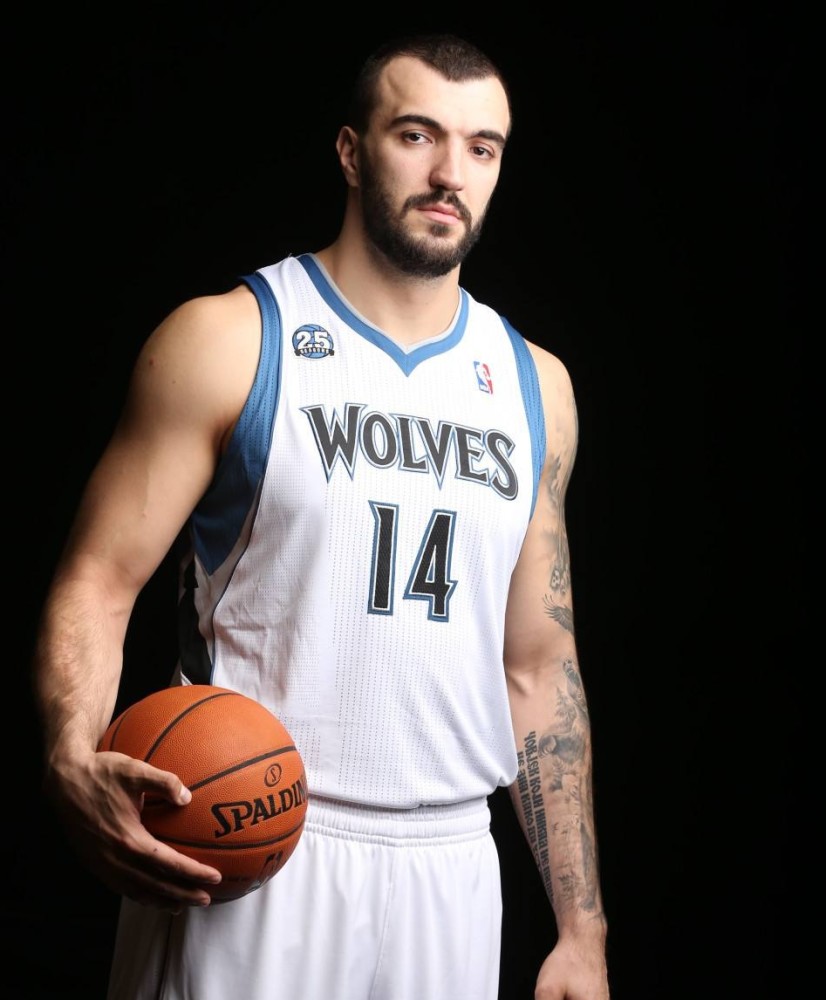 外表凶狠被球迷戏称大白熊的佩科维奇恐怖的家族背景让他争霸欧洲