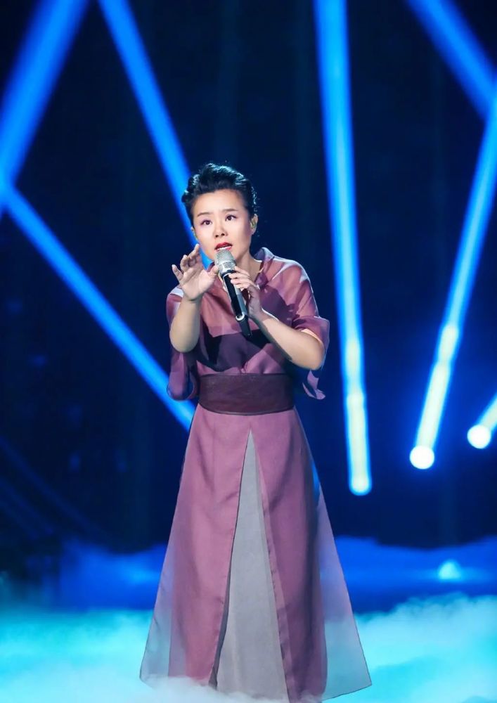 纯白色最具有衬托气质的效果,会让颜值不出众的龚丽娜看上去更美,而纯