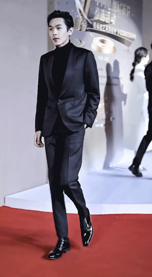 32岁张若昀暴瘦穿黑西装贵气不输男模网友明星都是胖着玩