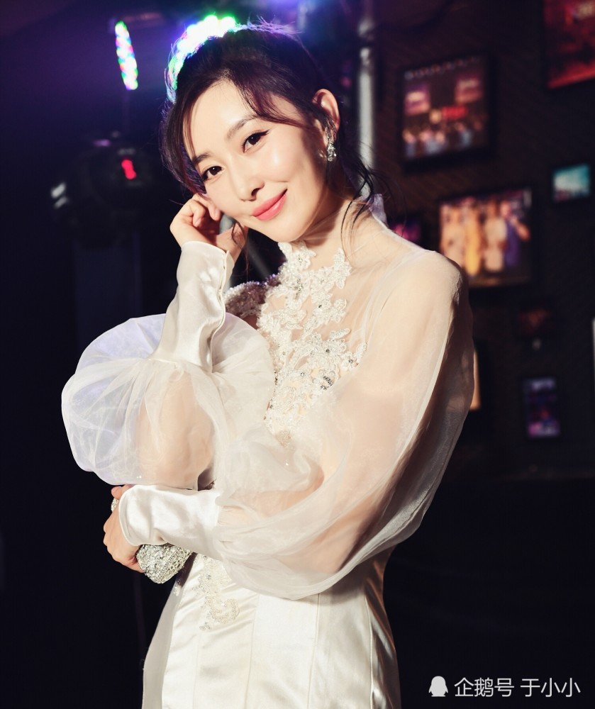 顾悦西的扮演者叫周知,中戏科班毕业,进入娱乐圈之后